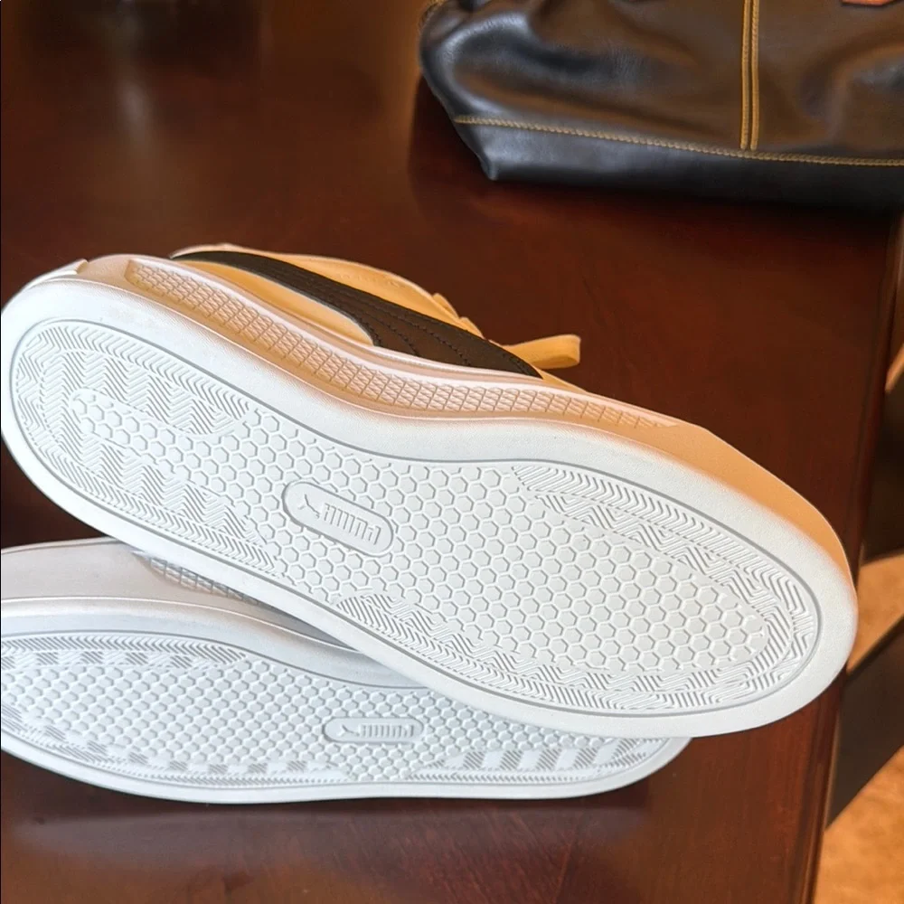 New No tag Puma Women’s Off-White Leather Platform sneakers size 8